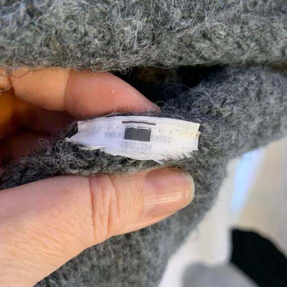 Women’s Abercrombie & Fitch Gray Cable Knit Crew Neck Sweater Size S/M Dolman - Picture 8 of 8